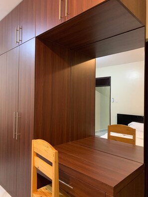 2 bedrooms, iron/ironing board, WiFi, bed sheets - Ivyrose Luxury Apartment No 2 (Kampala)