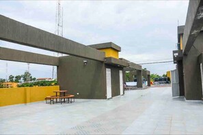 Outdoor dining - Ivyrose Luxury Apartment No 2 (Kampala)