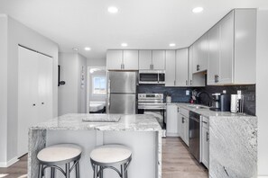 冰箱、微波炉、烤箱、炉灶