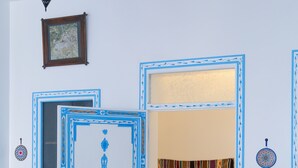 A room with a large mirror, a sofa, and a patterned rug. - Casa Blue Pearl (Chefchaouen)