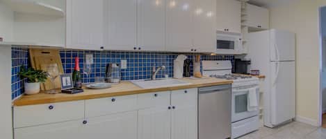 Frigorifero, microonde, forno, piano cottura