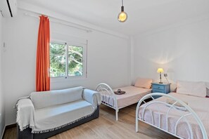 2 bedrooms, iron/ironing board, WiFi, bed sheets - 5 min walking to the beach (Sitio de Calahonda)