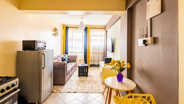 Studio – city | Oppholdsområde | En 24-tommers smart-TV med Parabol-TV
