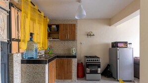 Studio – city | Eget kjøkken | Kjøleskap, mikrobølgeovn og kjøkkenutstyr