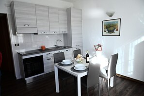 Réfrigérateur, micro-ondes, four, cafetière/bouilloire