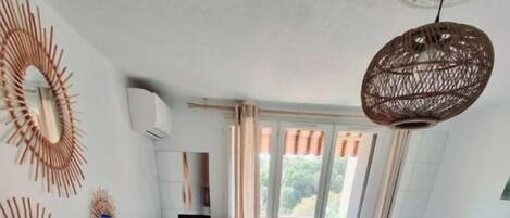 Travel cot, free WiFi, bed sheets