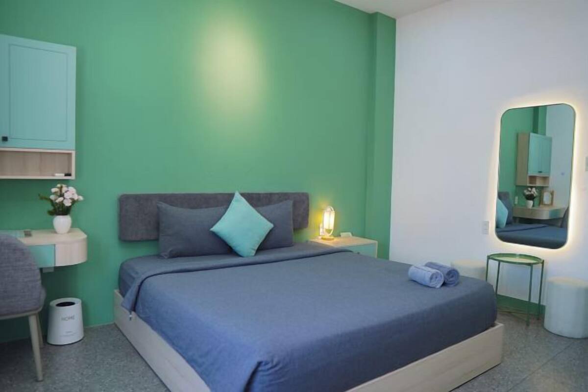 1 bedroom, desk, WiFi (free)