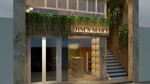 Un escaparate moderno con un letrero que dice "JIM'S MART" y una escalera que lleva a un nivel superior.