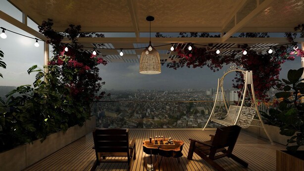 Una terraza en la azotea con piso de madera, una mesa con sillas, luces colgantes y un lámpara colgante.