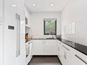 Refrigerador, microondas, horno, placa de cocina