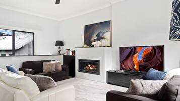 Télévision, cheminée