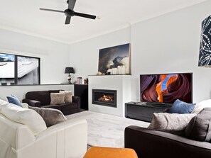 Televisión, chimenea