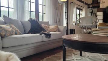 Smart-tv, een open haard en boeken