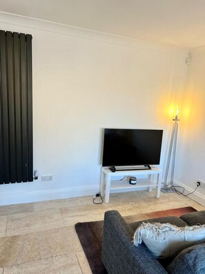 Studio | Interior - Newly-built Studio Near Laindon Station (Basildon)