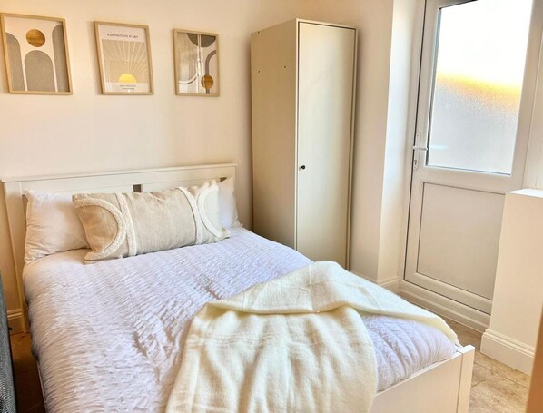 Studio | Iron/ironing board, free WiFi, bed sheets - Newly-built Studio Near Laindon Station (Basildon)