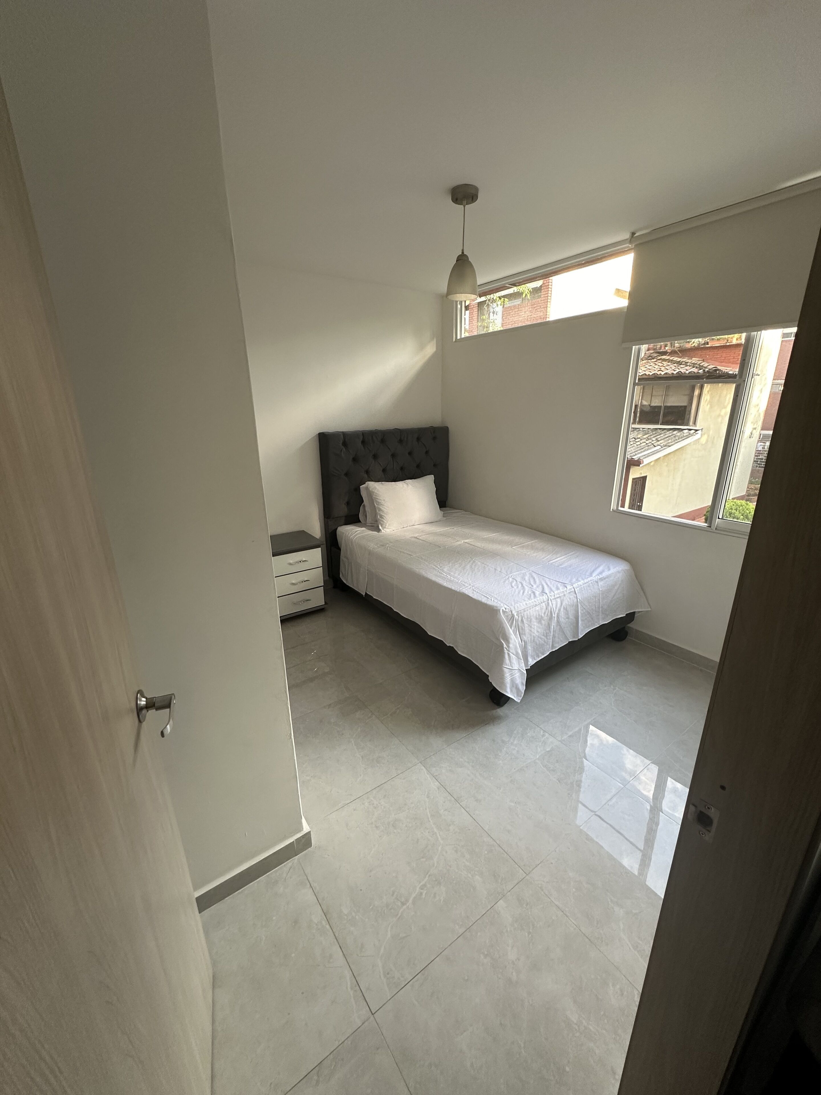 3 habitaciones, tabla de planchar con plancha y cuna de viaje 