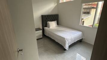 3 habitaciones, tabla de planchar con plancha y cuna de viaje