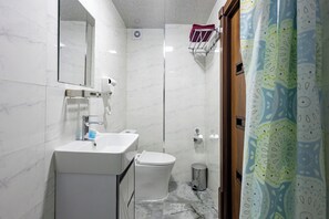 标准双床房 | 浴室 | 免费洗浴用品、吹风机、拖鞋