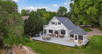 Charming 3 Bedroom lakehome steps from the beach!