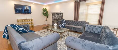 Smart TV, chimenea y libros