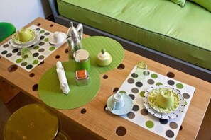 1 soverom, skrivebord, strykejern/-brett og reiseseng for barn