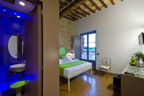 1 slaapkamer, een bureau, een strijkplank/strijkijzer, reisbedje