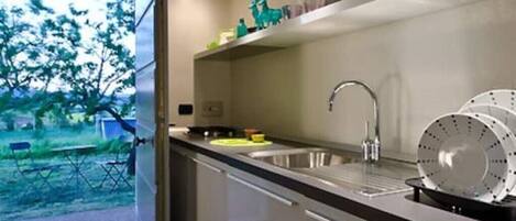 Kühlschrank, Herdplatte, Wasserkocher mit Kaffee-/Teezubehör