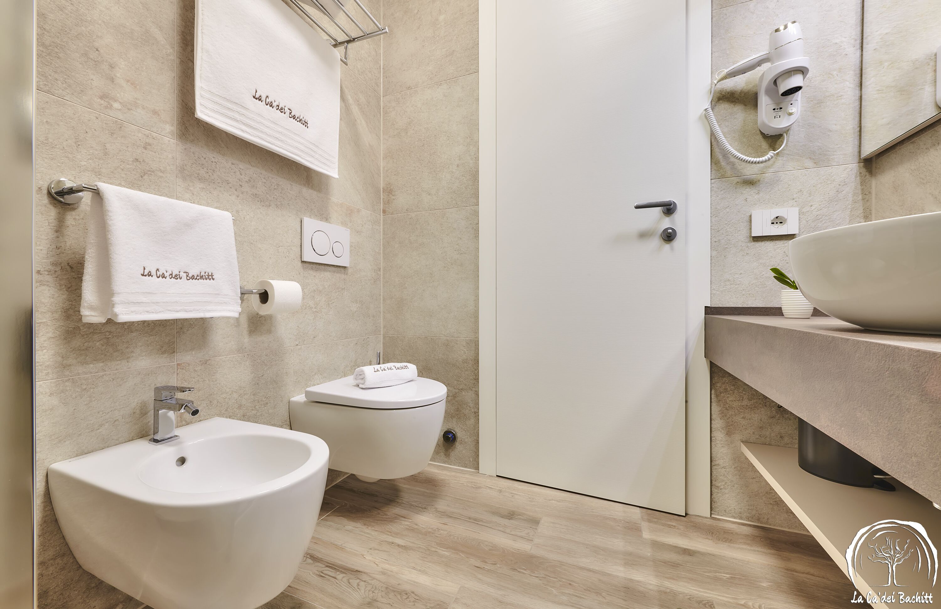 Une salle de bain moderne équipée d’un bidet, de toilettes et d’un lavabo.