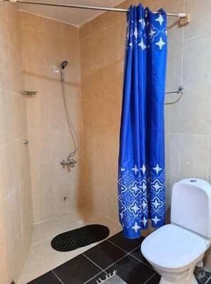 Doccia, asciugacapelli, asciugamani, sapone