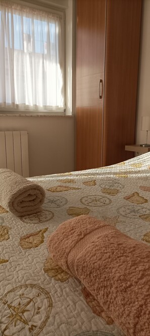 1 habitación, tabla de planchar con plancha, wifi y ropa de cama 