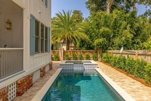 Et oppvarmet basseng