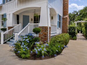 Exterior - Beautiful 4 bed, 3.5 bath home w/pool and hot tub.  Walk to Village area! (Saint Simons Island)