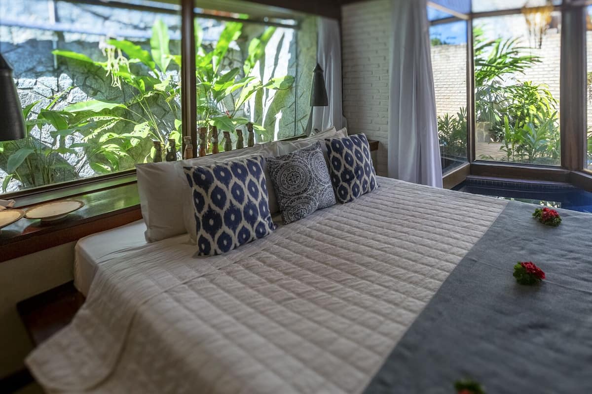 Suíte Master vista jardim | เครื่องนอนระดับพรีเมียม, เตียงพร้อมฟูกเสริมที่นอน, มินิบาร์