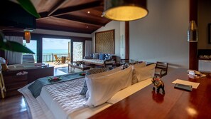 Premium vista mar com banheira de hidromassagem e sauna privativa | Roupas de cama premium, frigobar, cofres nos quartos