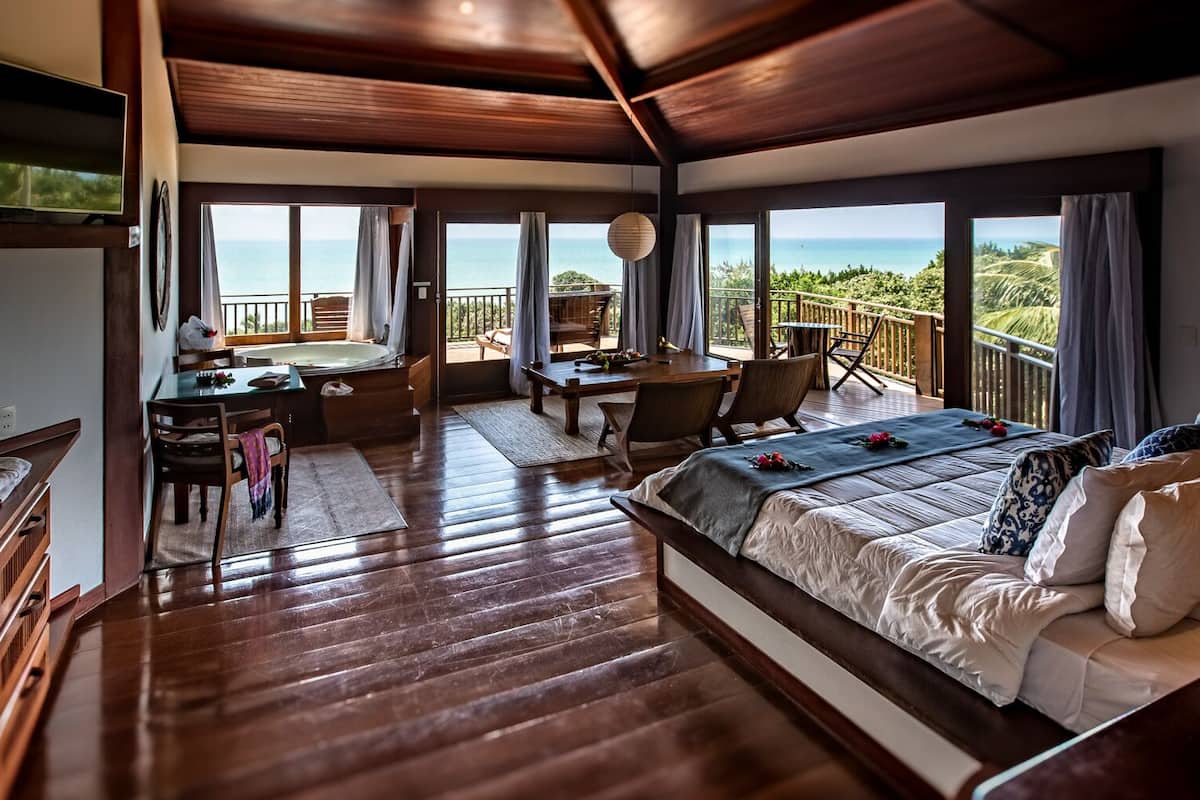 Premium vista mar com banheira de hidromassagem e sauna privativa | เครื่องนอนระดับพรีเมียม, เตียงพร้อมฟูกเสริมที่นอน, มินิ บาร์