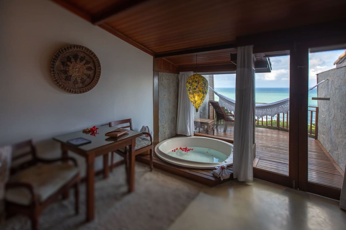 Suíte Executiva com vista para o mar | เครื่องนอนระดับพรีเมียม, เตียงพร้อมฟูกเสริมที่นอน, มินิบาร์