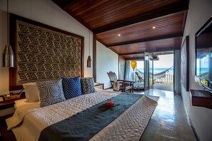 A bedroom with a large bed, a view of the sea, and a wooden ceiling. - Hotel Sombra e Água Fresca (Tibau do Sul)
