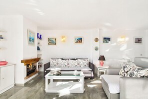 TV, fireplace - Be View! Riviera del Sol (Mijas)