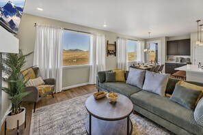 Smart-tv, een open haard, videospelletjes en tafelvoetbal