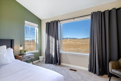 Family 5BD Getaway – Views, Games, Golden Tee & Near Boulder!