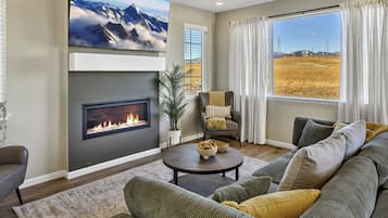 Een smart-tv, een open haard, videogames en tafelvoetbal