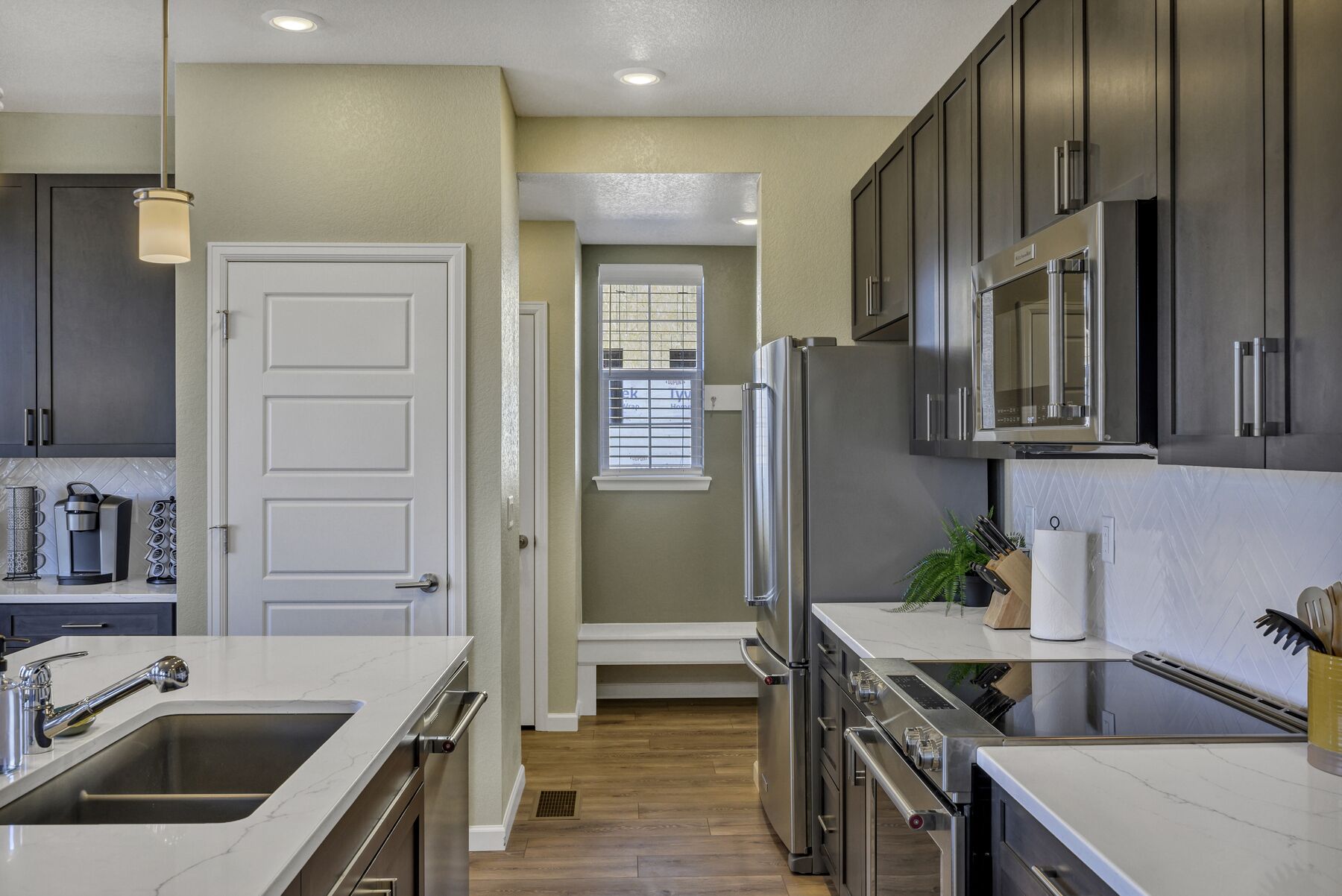 Køleskab, mikrobølgeovn, ovn, kogeplade