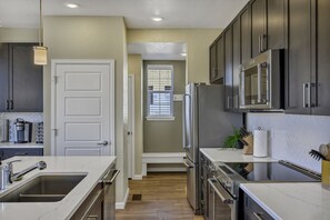 Een koelkast, een microgolfoven, een oven, een kookplaat