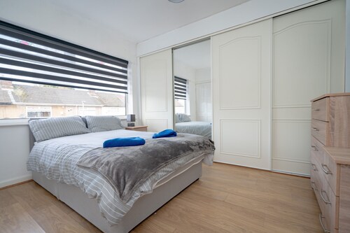 Modern 2-bed House Liverpool Close to Aintree Hosp