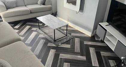 Modern 2-bed House Liverpool Close to Aintree Hosp