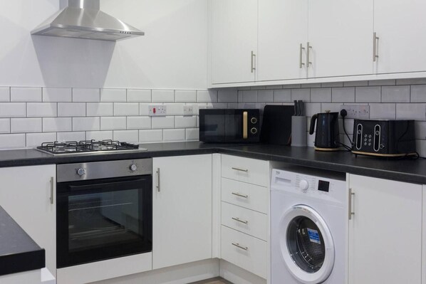 House | Private kitchen | Fridge, microwave, oven, stovetop - Lovely 4-bed House in Liverpool (Liverpool)