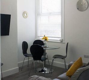 House | Dining - Lovely 4-bed House in Liverpool (Liverpool)