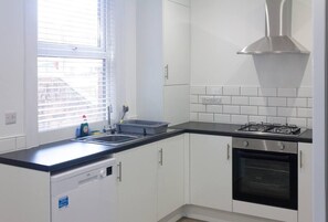 House | Private kitchen | Fridge, microwave, oven, stovetop - Lovely 4-bed House in Liverpool (Liverpool)