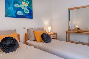 3 quartos, ferros/tábuas de passar roupa, berço de viagem