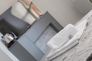 Standard-Doppelzimmer, 1 Doppelbett | Badezimmer | Dusche, kostenlose Toilettenartikel, Haartrockner, Handtücher